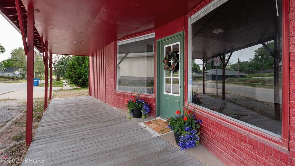 102 S Central Ave, Lacona, IA à vendre - Photo de l’immeuble – Image 3 sur 39