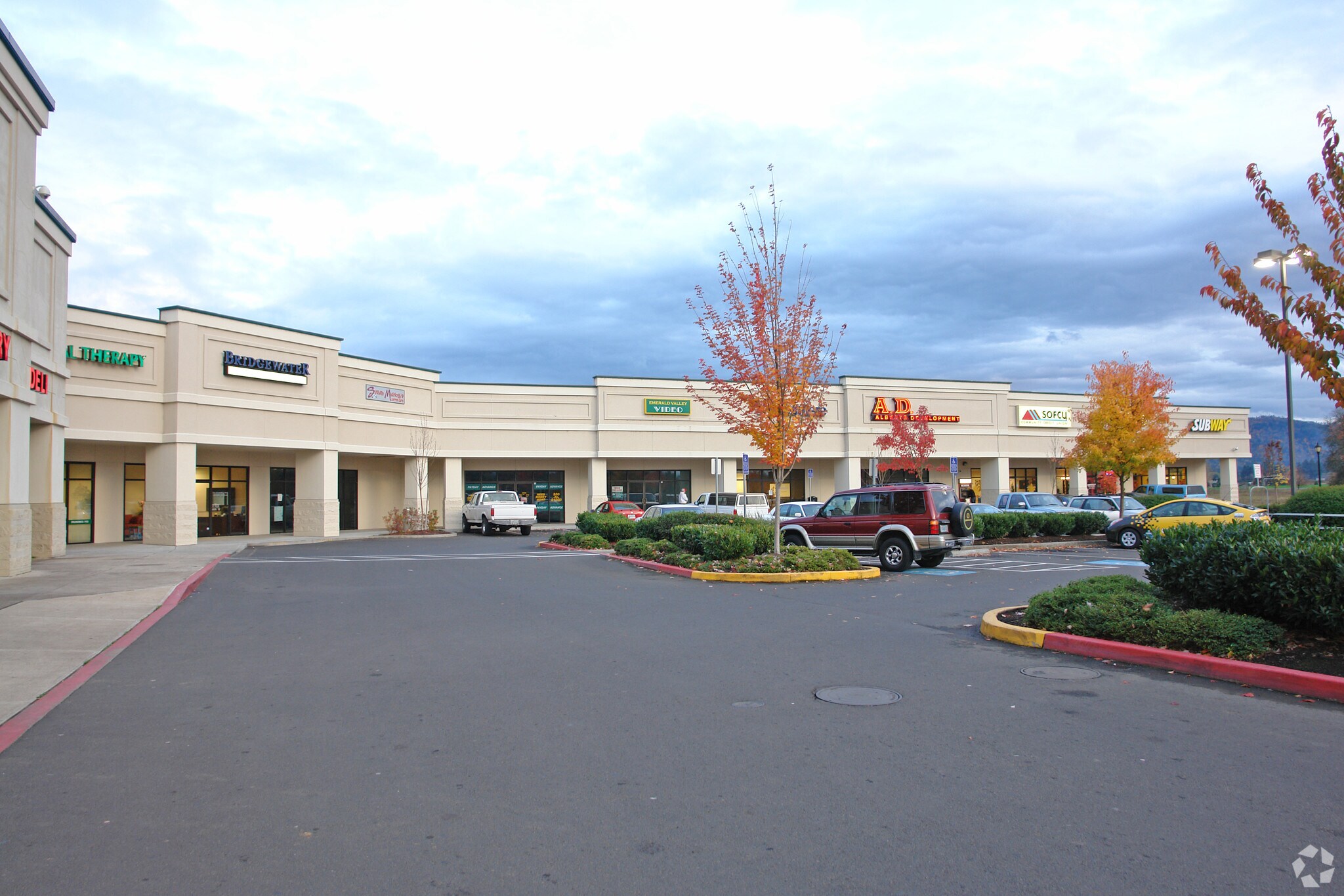 164-182 Melton Rd, Creswell, OR à louer Photo principale– Image 1 sur 9