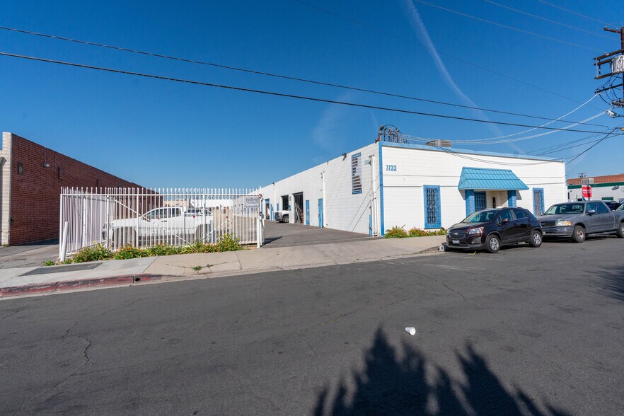 7733 Densmore Ave, Van Nuys, CA à louer - Photo de l’immeuble – Image 2 sur 6