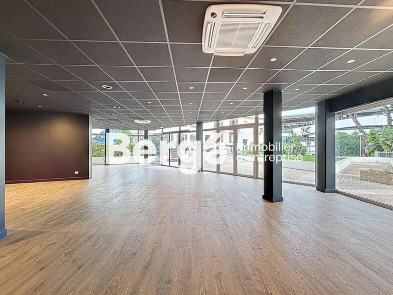 Bureau dans Saint-Laurent-du-Var à louer - Photo de l’immeuble – Image 3 sur 18