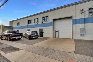 Plus de détails pour 665 Commercial Ave, Garden City, NY - Industriel/Logistique à vendre