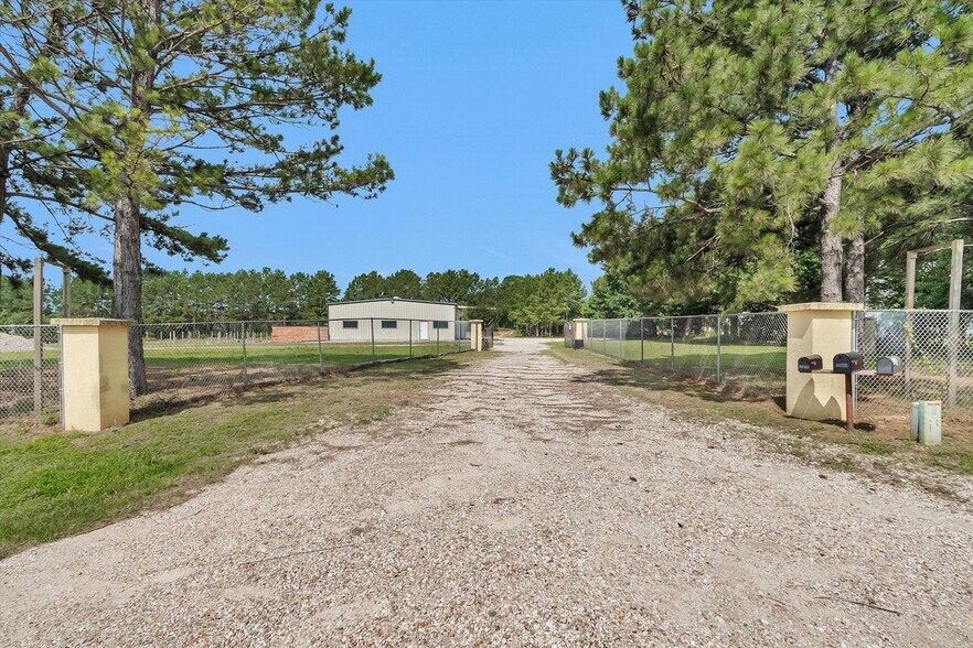 12585 Rose Rd, Willis, TX à vendre - Photo de l’immeuble – Image 2 sur 25