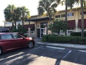 2211 Widman Way, Fort Myers, FL à louer Photo de l’immeuble– Image 2 sur 4