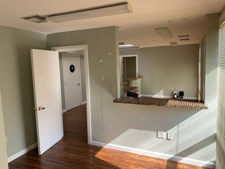 1023 E Chapman Ave, Fullerton, CA à louer - Photo intérieure – Image 3 sur 9