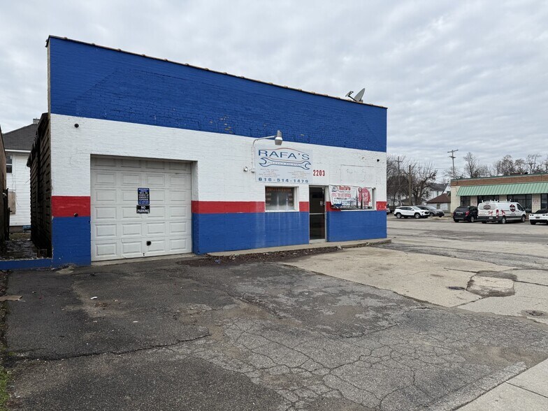2203 S Division Ave, Grand Rapids, MI à vendre - Photo de l’immeuble – Image 2 sur 3