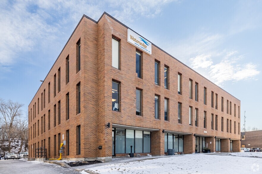 1750 Courtwood Cres, Ottawa, ON à louer - Photo de l’immeuble – Image 1 sur 4