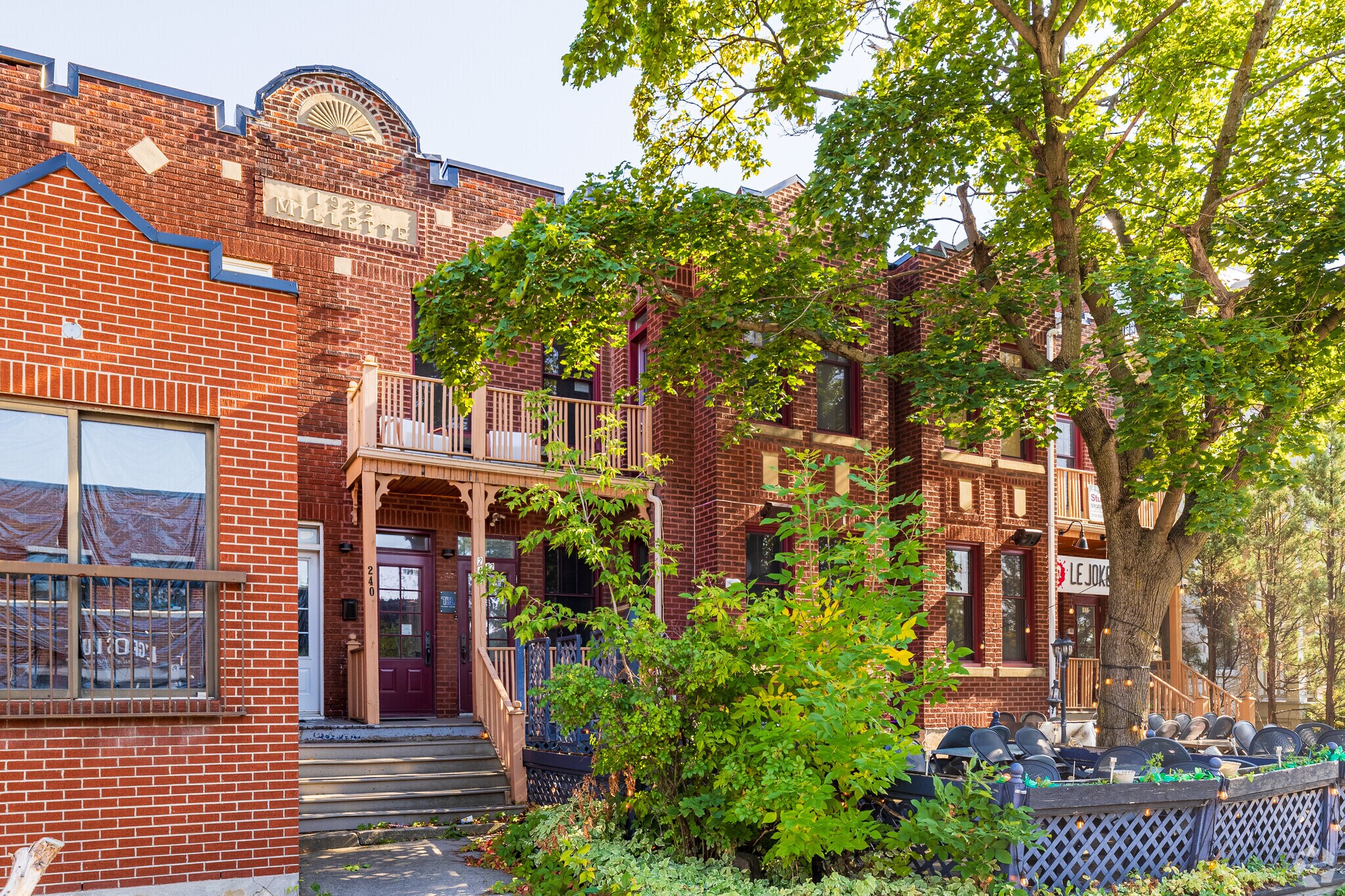 240-246 Rue Saint-Charles O, Longueuil, QC à louer Photo principale– Image 1 sur 11