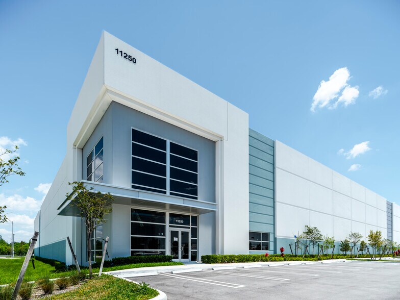 11250 W 36th Ave, Hialeah, FL à louer - Photo de l’immeuble – Image 1 sur 6
