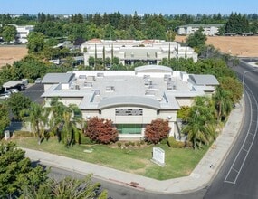 1275 E Spruce Ave, Fresno, CA à louer Photo de l’immeuble– Image 2 sur 9