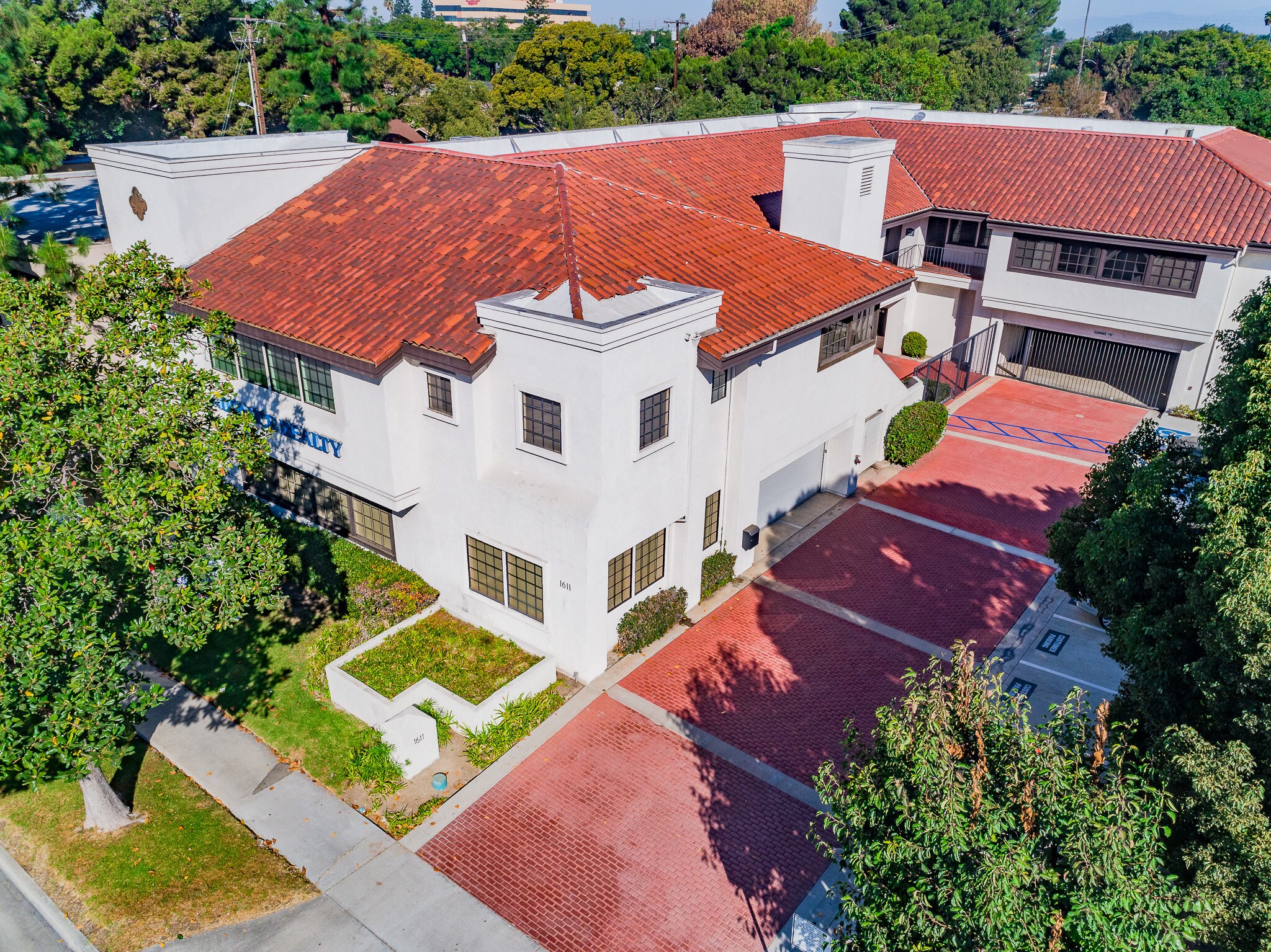 1611 E 4th St, Santa Ana, CA à louer Photo de l’immeuble– Image 1 sur 63