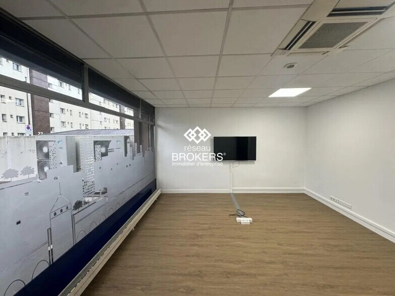 Local commercial dans Le Bourget à louer - Photo intérieure – Image 1 sur 6