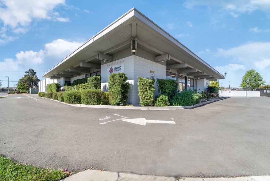 8399 Edgewater Dr, Oakland, CA à louer - Photo principale – Image 1 sur 30