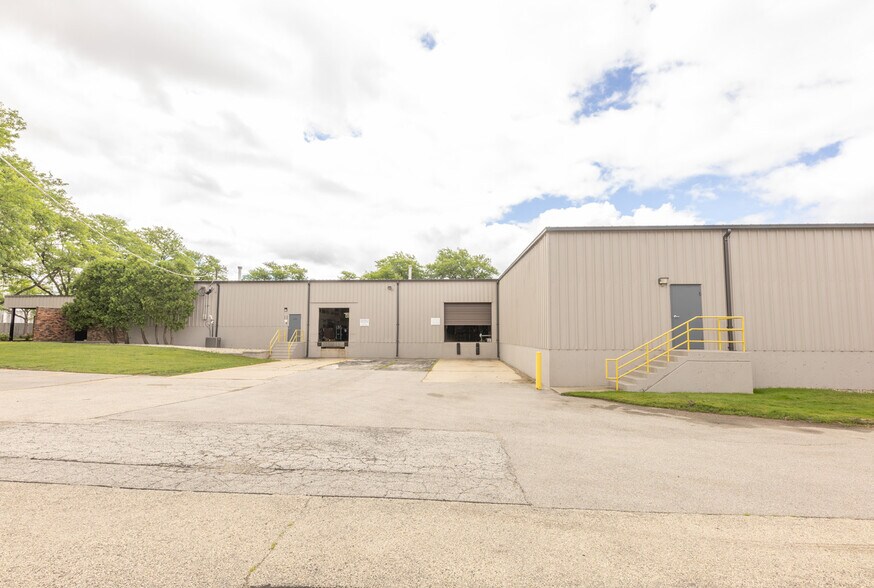 450 S Wheeling Rd, Wheeling, IL à vendre - Photo de l’immeuble – Image 3 sur 6