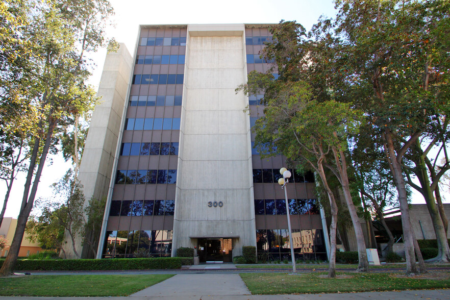 300 S Park Ave, Pomona, CA à louer - Photo de l’immeuble – Image 2 sur 4