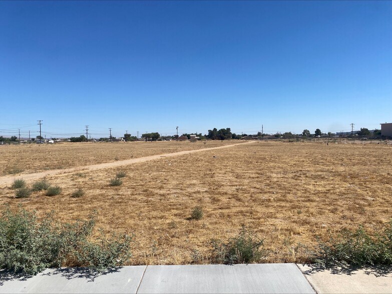 Bartlett Ave, Adelanto, CA à vendre - Photo de l’immeuble – Image 2 sur 12