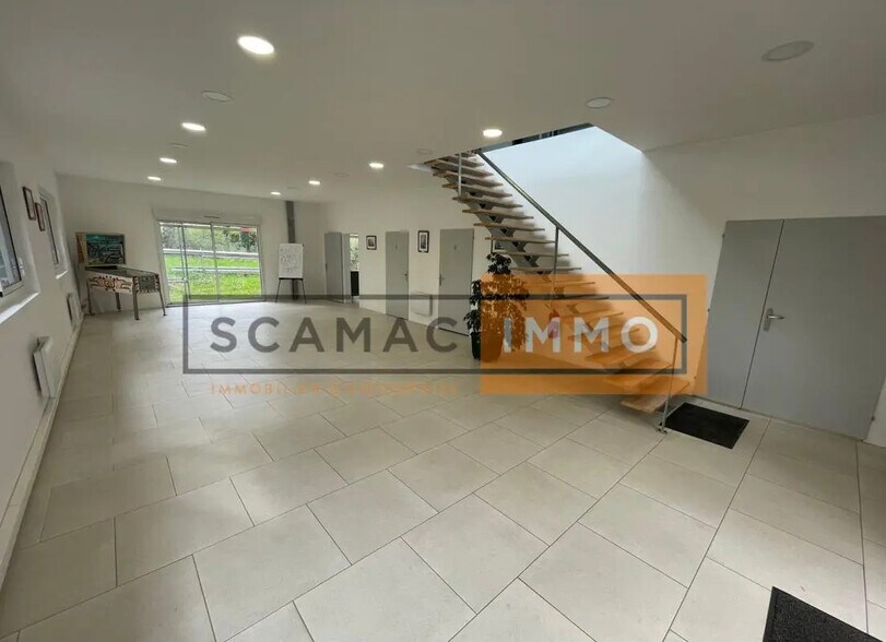 Industriel/Logistique dans Croissy-Beaubourg à vendre - Photo de l’immeuble – Image 2 sur 12