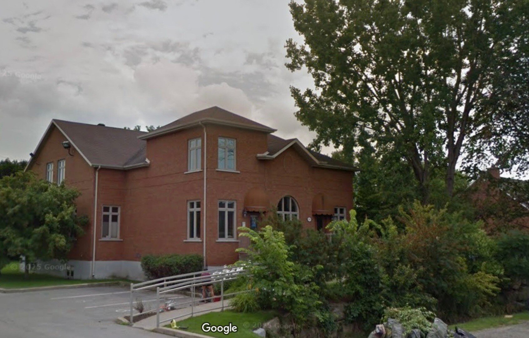 3498 Boul Sainte-Rose, Laval, QC à louer Photo de l’immeuble– Image 1 sur 2