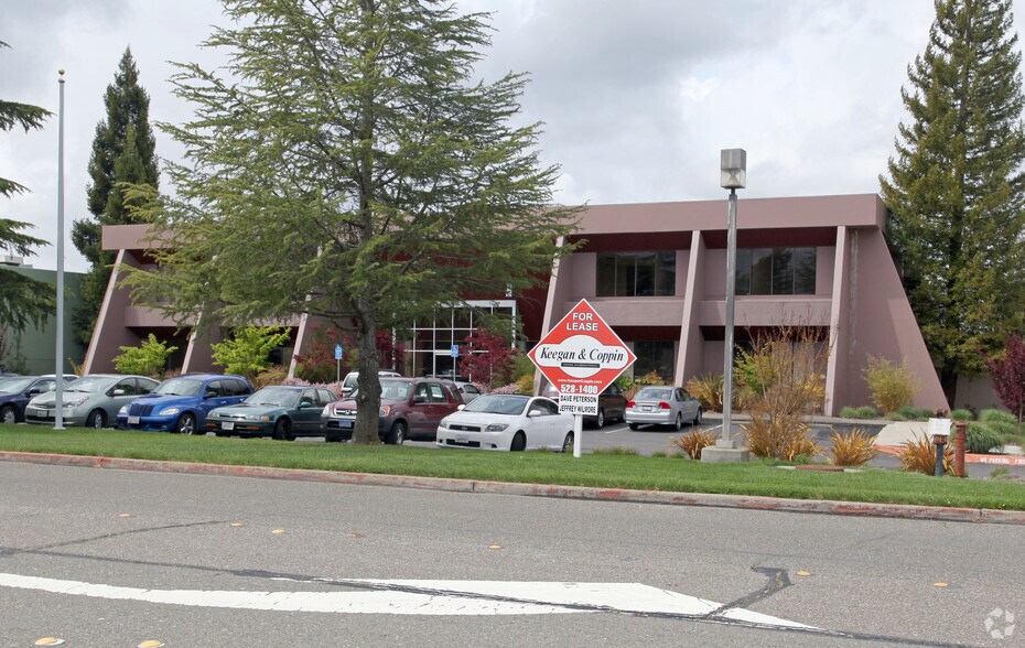 3663 N Laughlin Rd, Santa Rosa, CA à louer - Photo de l’immeuble – Image 2 sur 4