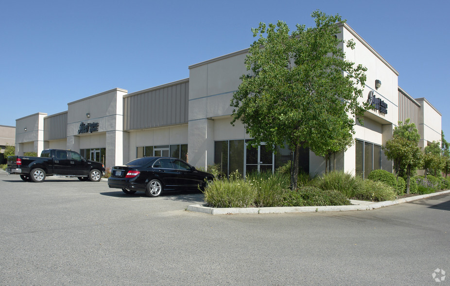 550 W Locust Ave, Fresno, CA à louer - Photo de l’immeuble – Image 2 sur 2