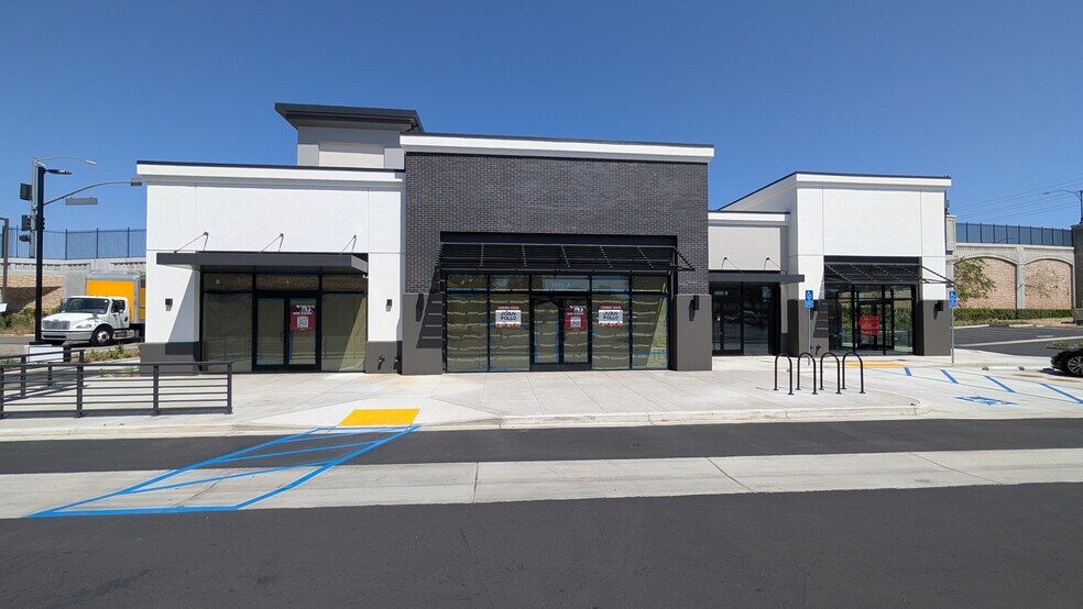 2095 E Orangethorpe Ave, Placentia, CA à louer - Photo de l’immeuble – Image 2 sur 30