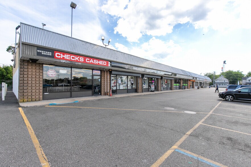 350 E Main St, Patchogue, NY à vendre - Photo de l’immeuble – Image 3 sur 5