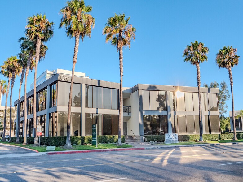 2062 Business Center Dr, Irvine, CA à louer - Photo de l’immeuble – Image 2 sur 14