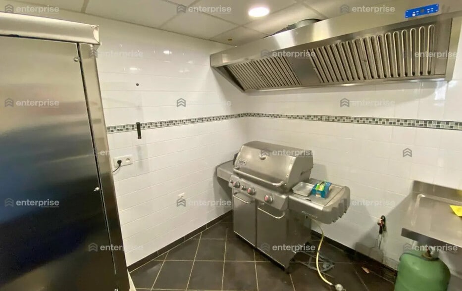 Local commercial dans Senlis à louer - Photo de l’immeuble – Image 3 sur 7