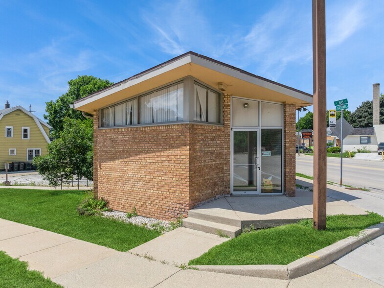 8801 W National Ave, West Allis, WI à vendre - Photo de l’immeuble – Image 3 sur 10