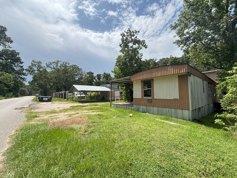 21061 Brazos Dr, New Caney, TX à vendre - Photo principale – Image 2 sur 11