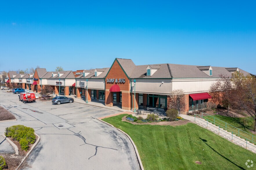 690 Westfield Way, Pewaukee, WI à louer - Photo de l’immeuble – Image 2 sur 8
