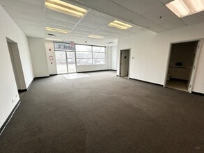 975 Thomas Ave, Winnipeg, MB à louer Photo intérieure– Image 2 sur 6
