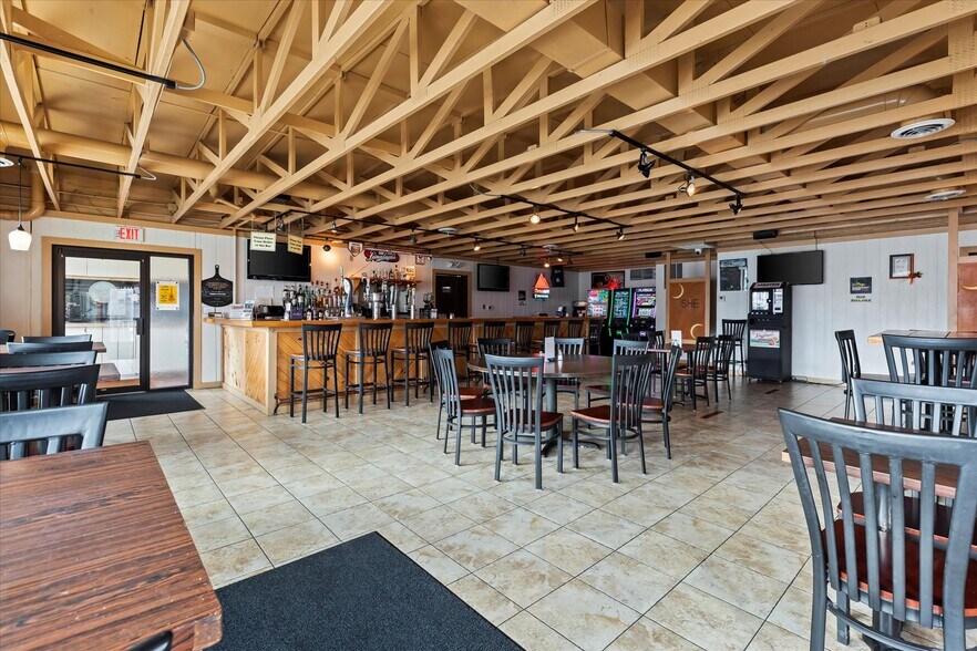 720 N Wisconsin Ave, Elkhorn, WI à vendre - Photo de l’immeuble – Image 2 sur 7
