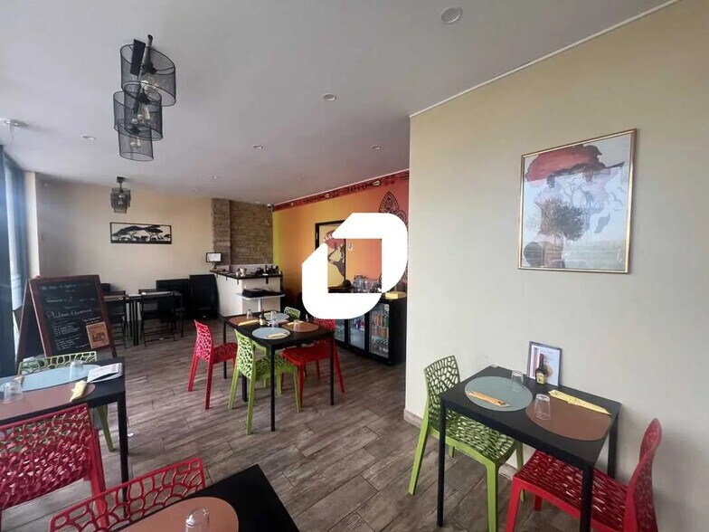 Local commercial dans Fontenay-le-Vicomte à louer - Photo de l’immeuble – Image 3 sur 11