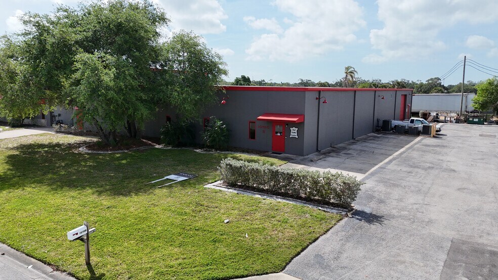 10750 Endeavour Way, Seminole, FL à louer - Photo de l’immeuble – Image 3 sur 5