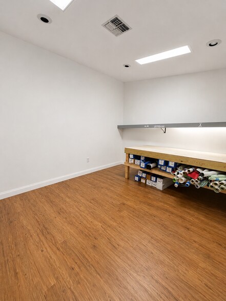1110 E Bay Dr, Largo, FL à louer - Photo de l’immeuble – Image 3 sur 21