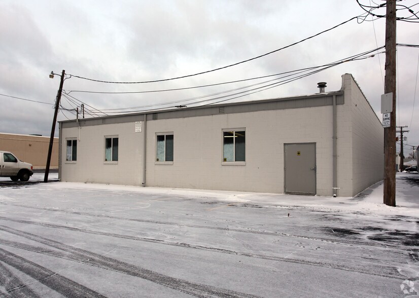 2086-2088 E 10 Mile Rd, Warren, MI à vendre - Photo de l’immeuble – Image 2 sur 3