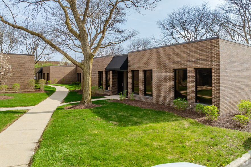 1855 Rohlwing Rd, Rolling Meadows, IL à vendre - Photo de l’immeuble – Image 2 sur 6