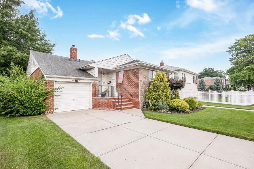 2611 Corporal Kennedy St, Bayside, NY à vendre - Photo de l’immeuble – Image 2 sur 26