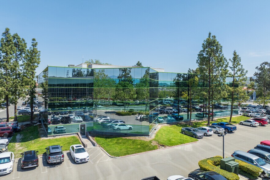 225 W Hospitality Ln, San Bernardino, CA à louer - Photo de l’immeuble – Image 3 sur 6