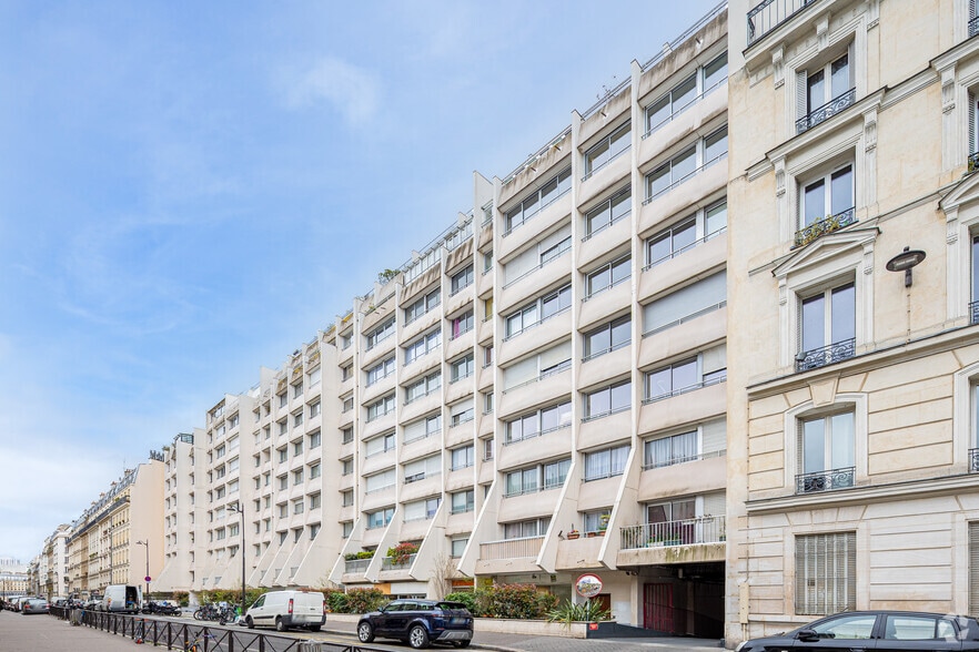 Immeuble residentiel dans Paris à vendre - Photo principale – Image 1 sur 5