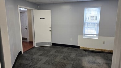 1127 W Main St, Waterbury, CT à louer Photo intérieure– Image 2 sur 4