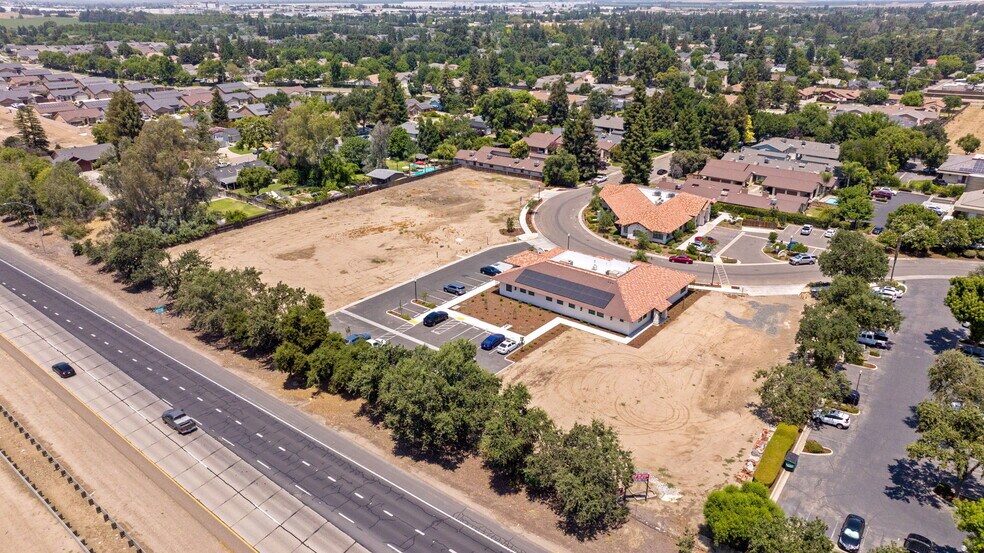 Avenida De Los Robles, Visalia, CA à vendre - Photo de l’immeuble – Image 3 sur 4
