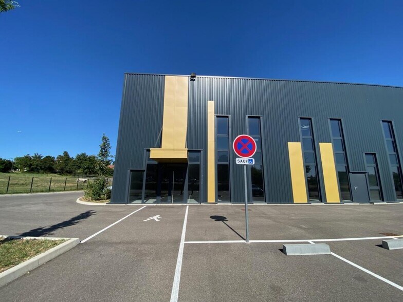 Local d'activités dans Villefontaine à vendre - Photo de l’immeuble – Image 1 sur 6