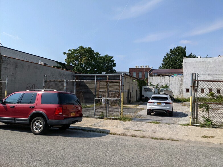6934-6936 76th St portefeuille de 2 biens à vendre sur LoopNet.fr - Photo principale – Image 1 sur 7