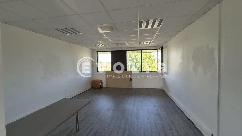 Bureau dans Chanteloup-en-Brie à louer - Photo de l’immeuble – Image 1 sur 4