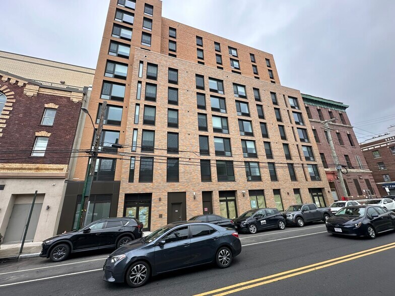1725 Village Ln, Far Rockaway, NY à louer - Photo de l’immeuble – Image 1 sur 4
