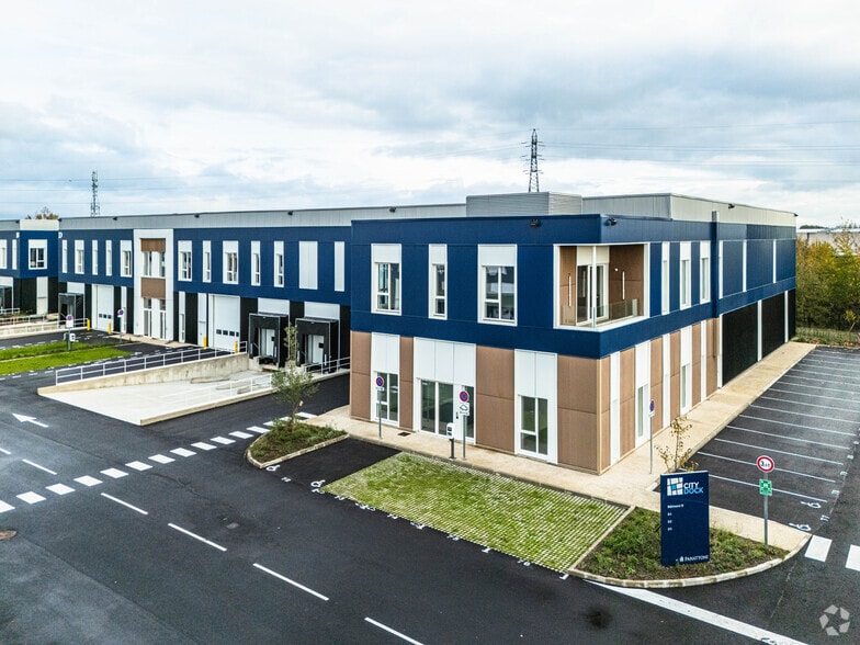 Local d’activités dans Moissy-Cramayel à louer - Photo principale – Image 1 sur 2