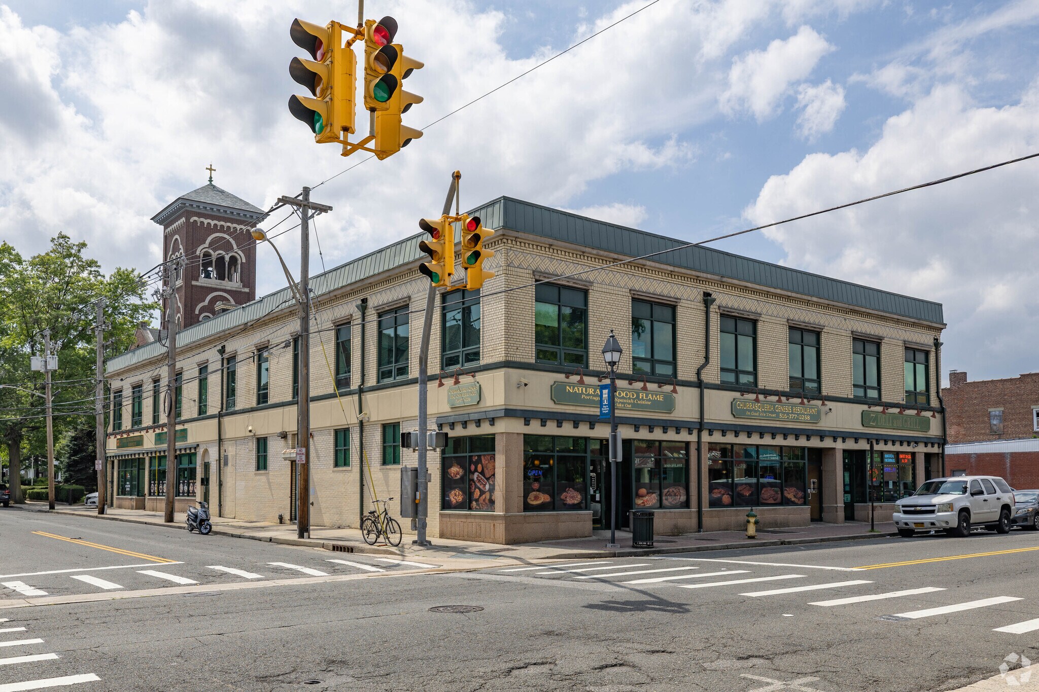 40-44 Guy Lombardo Ave, Freeport, NY à louer Photo de l’immeuble– Image 1 sur 4