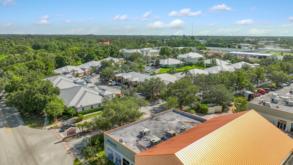 5531-5539 Marquesas Cir, Sarasota, FL à louer - Photo de l’immeuble – Image 3 sur 7