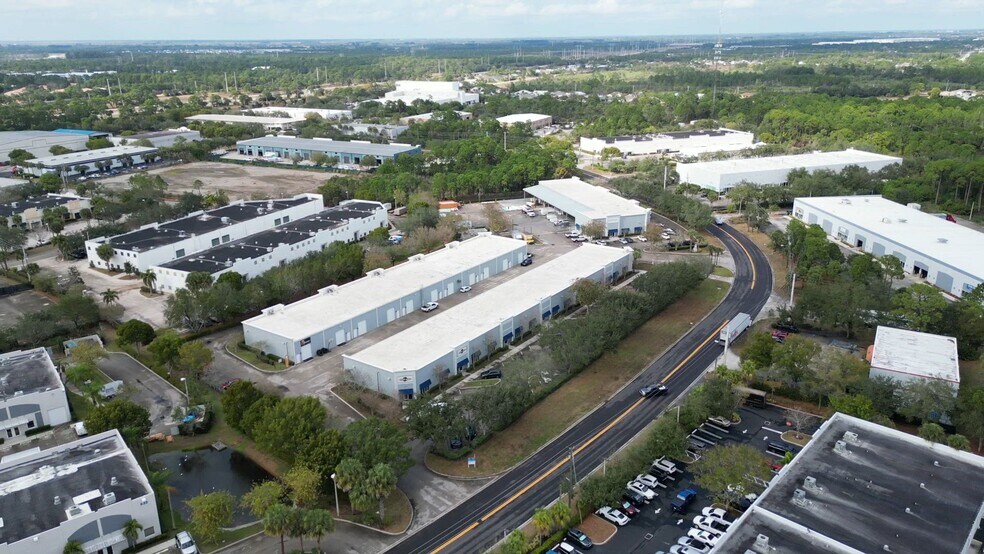 660 NW Enterprise Dr, Port Saint Lucie, FL à louer - Vidéo sur l’annonce professionnelle – Image 2 sur 14